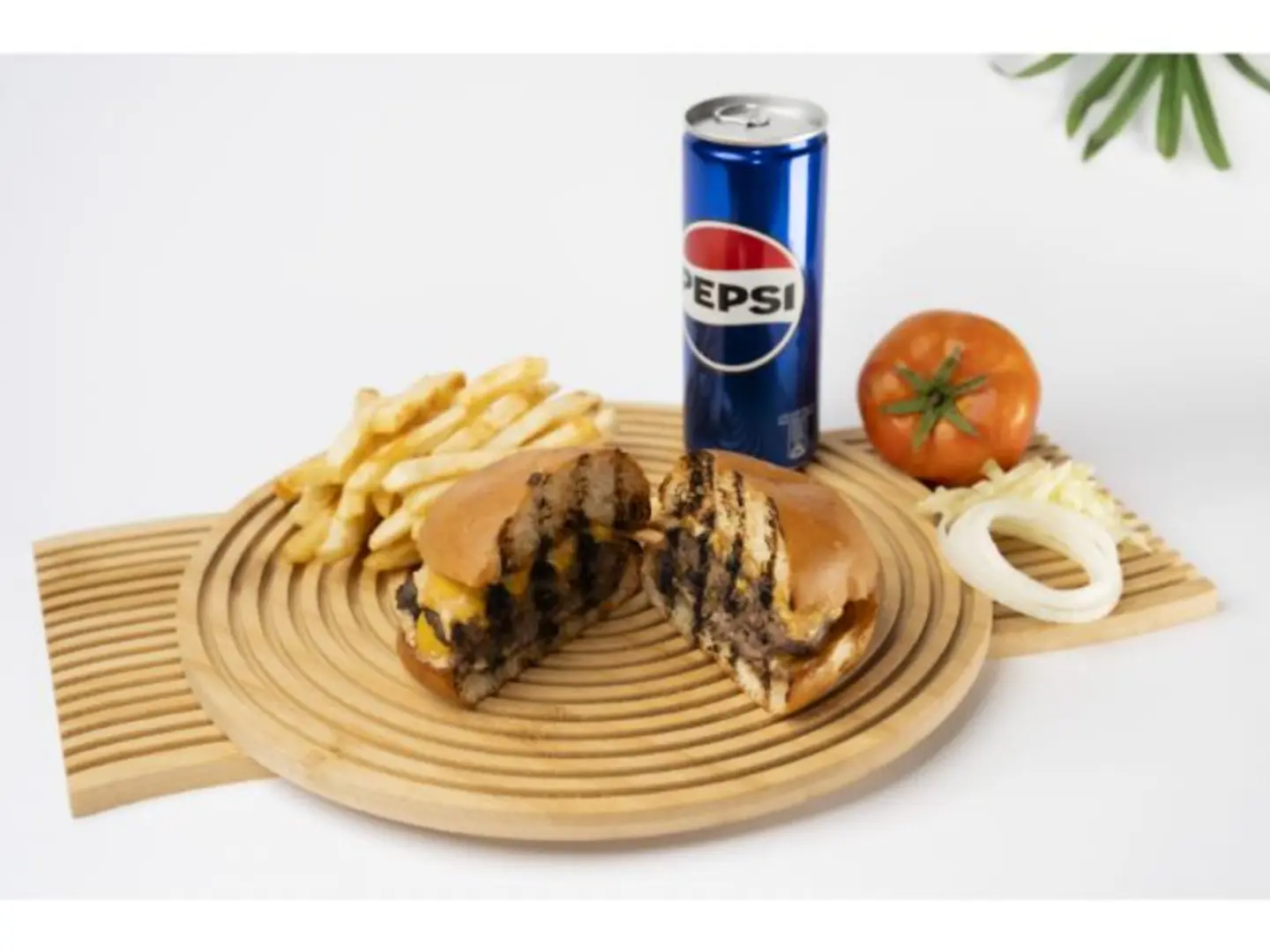 ساندوتش برجر لحم مشوى مدخن