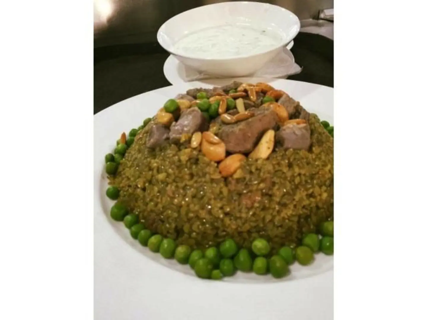 رز على فريكة باللحم والمكسرات