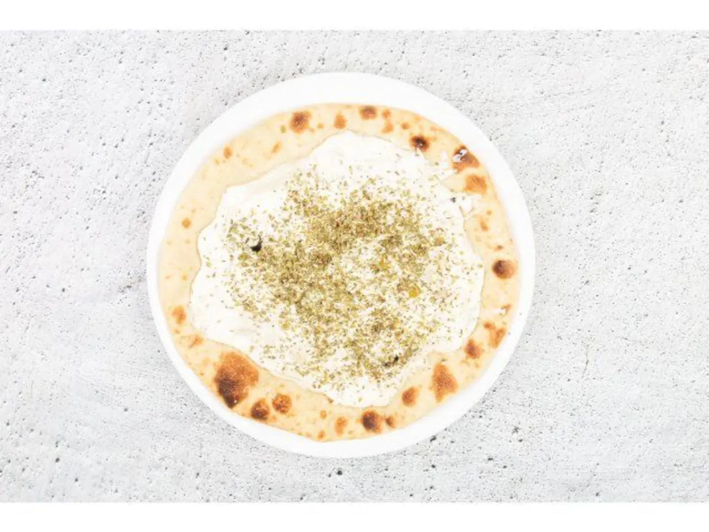 بيتزا لبنة مع زعتر