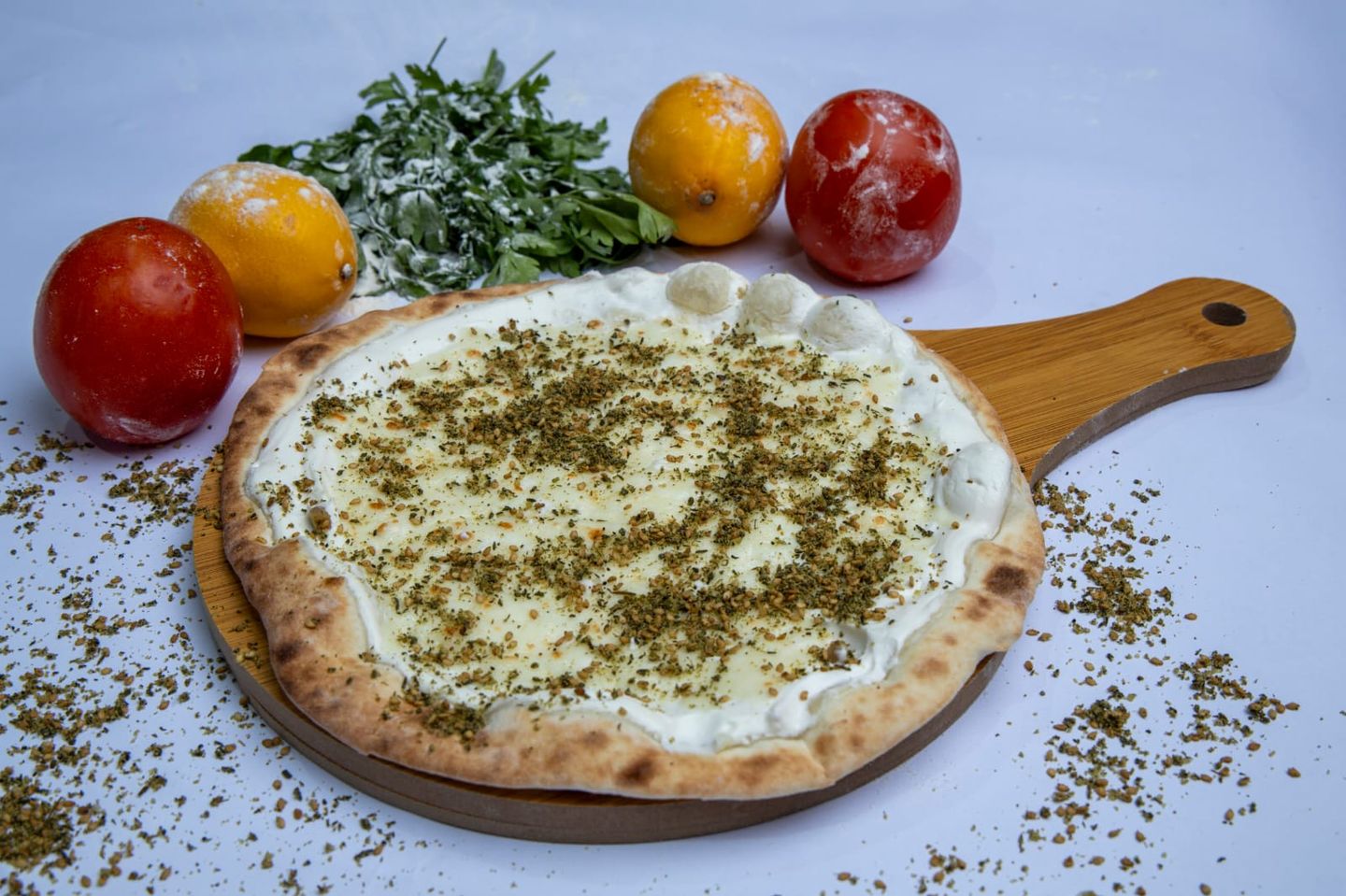 لبنة مع جبنة و زعتر
