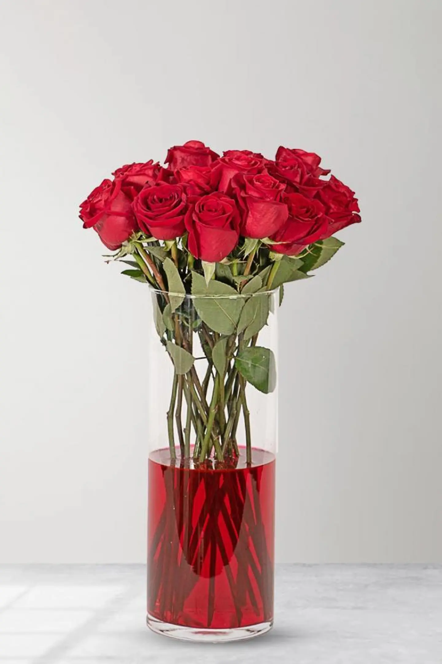 جمال الورد الأحمر بزجاج النقاء الهادئ