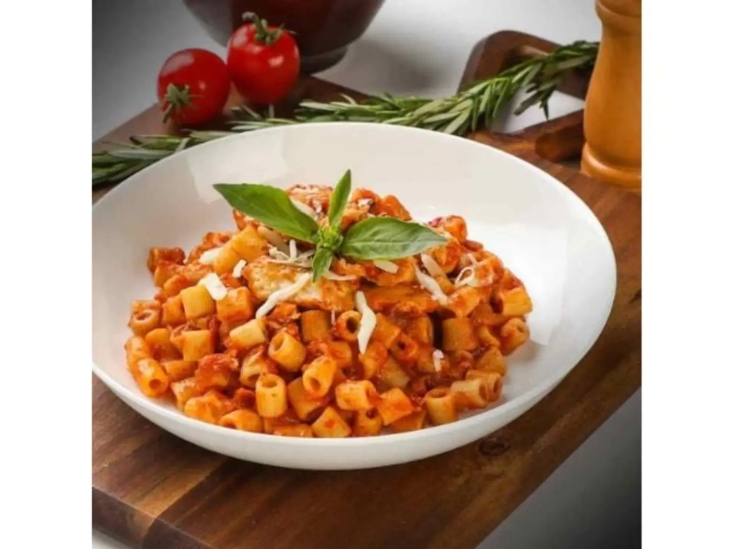مكرونة بالصوص الأحمر