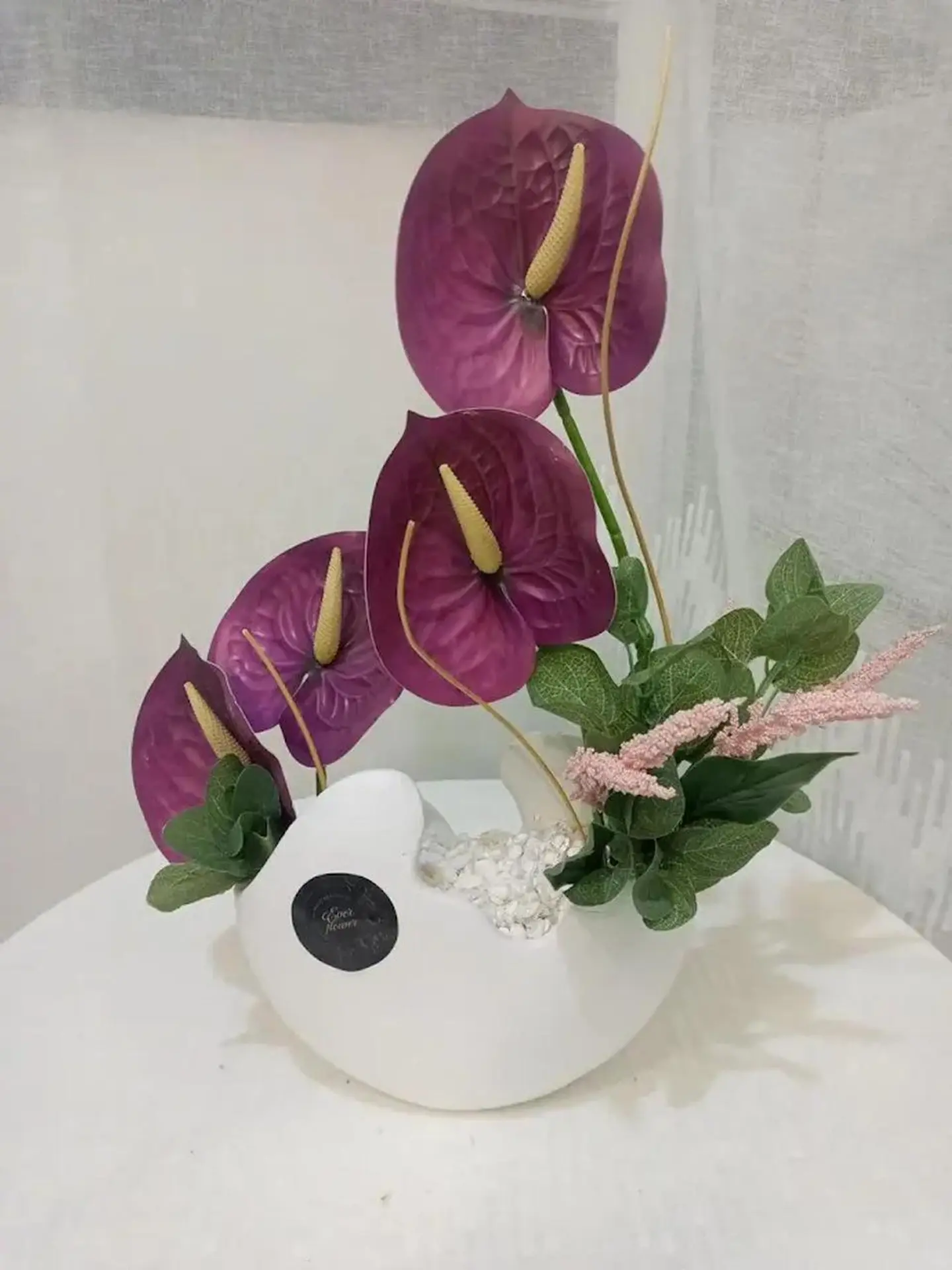 فازة رخام مع الورد الصناعي الأنثوريوم