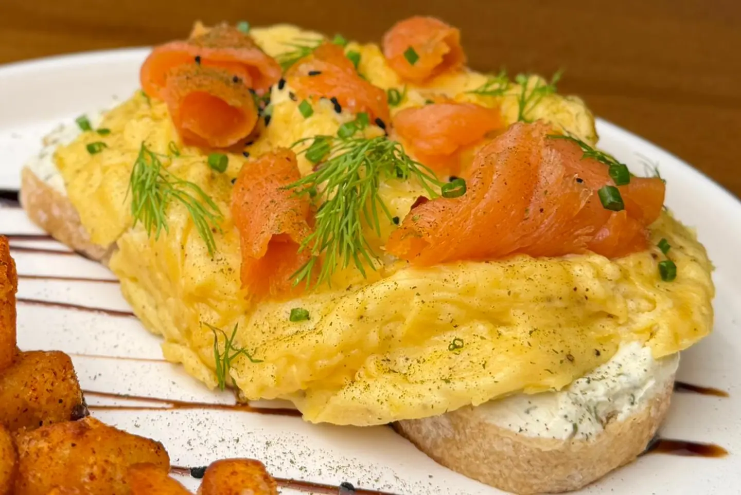 نيويورك ساندويتش بيض مع سالمون