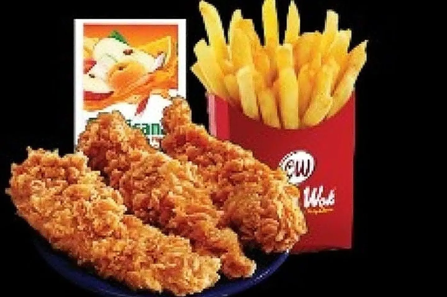 وجبة أطفال شرائح الدجاج مع لعبه