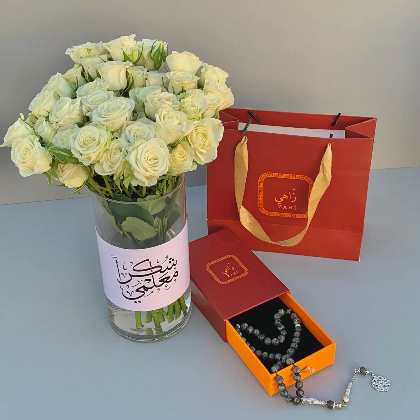 سبحة زاهي مع فازة يوم المعلم