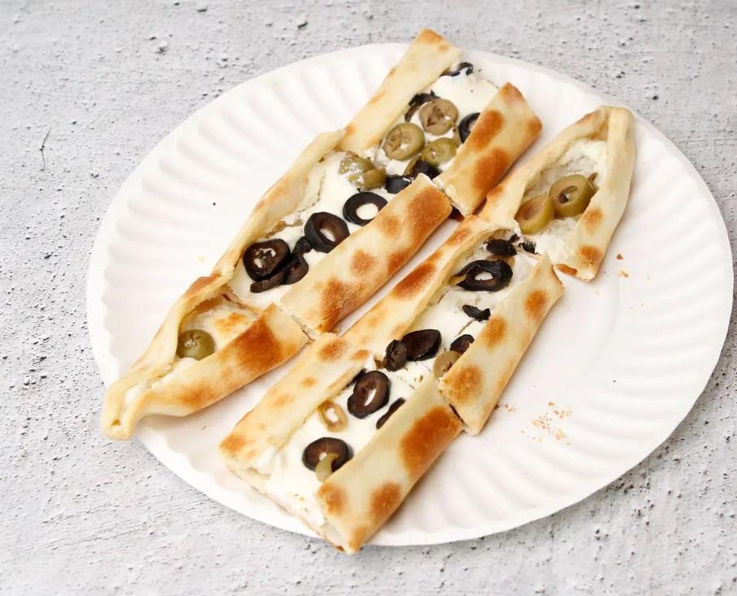 فطيرة لبنة وزيتون