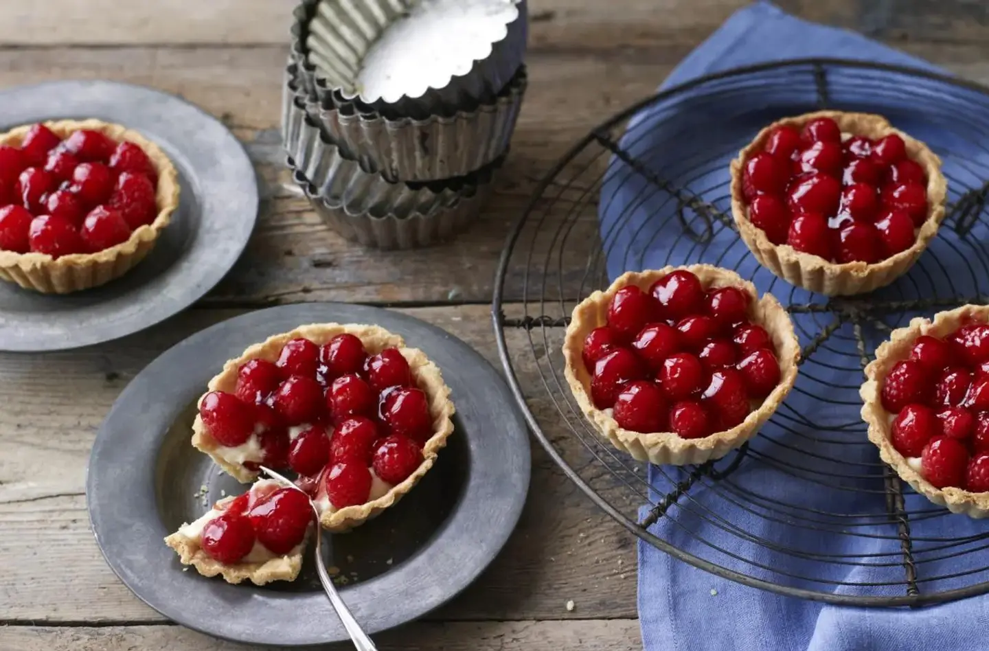 تارت راسبيري بحشوة اللوز اللذيذة