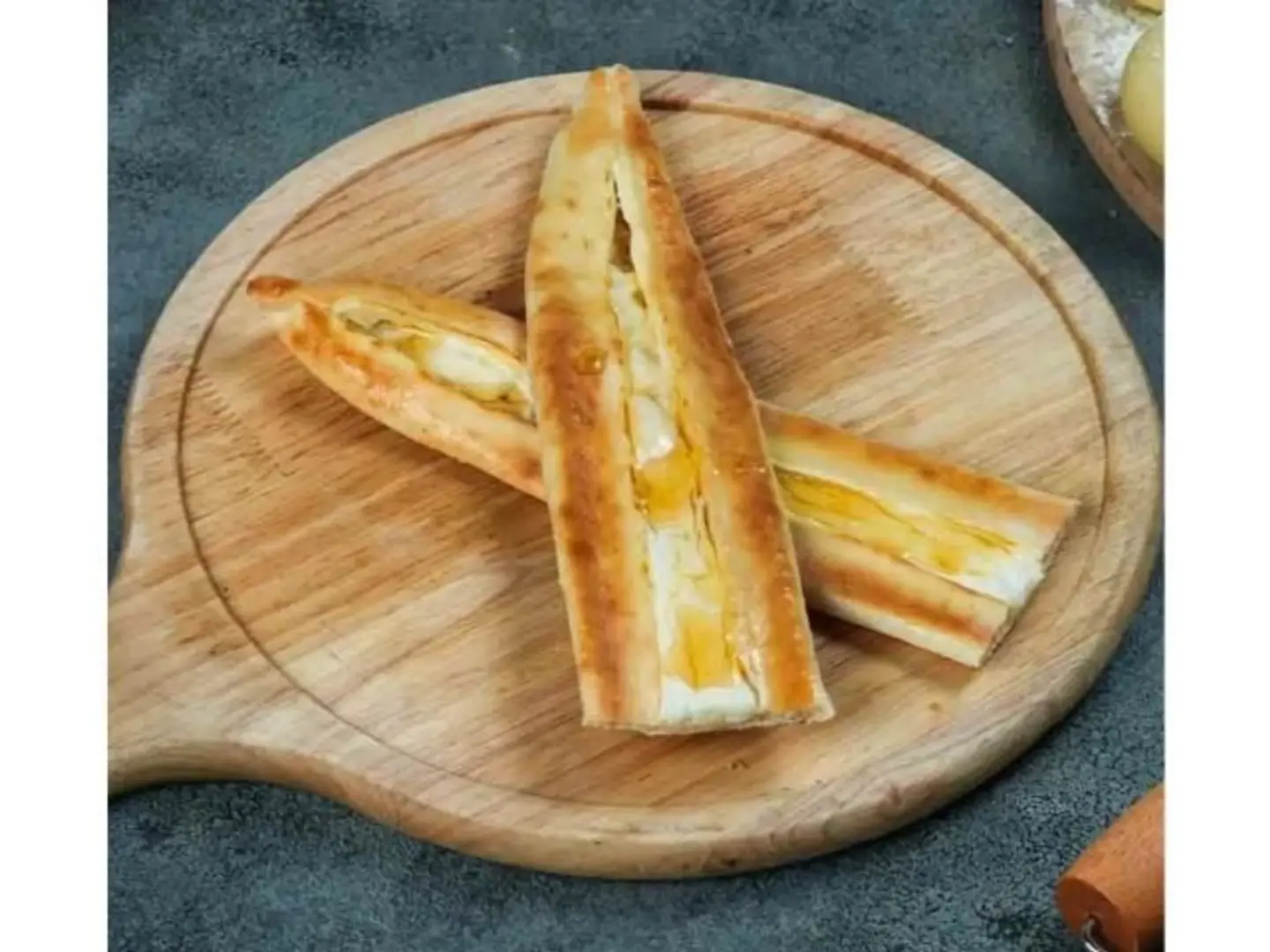 فطيرة جبن عكاوي بالعسل