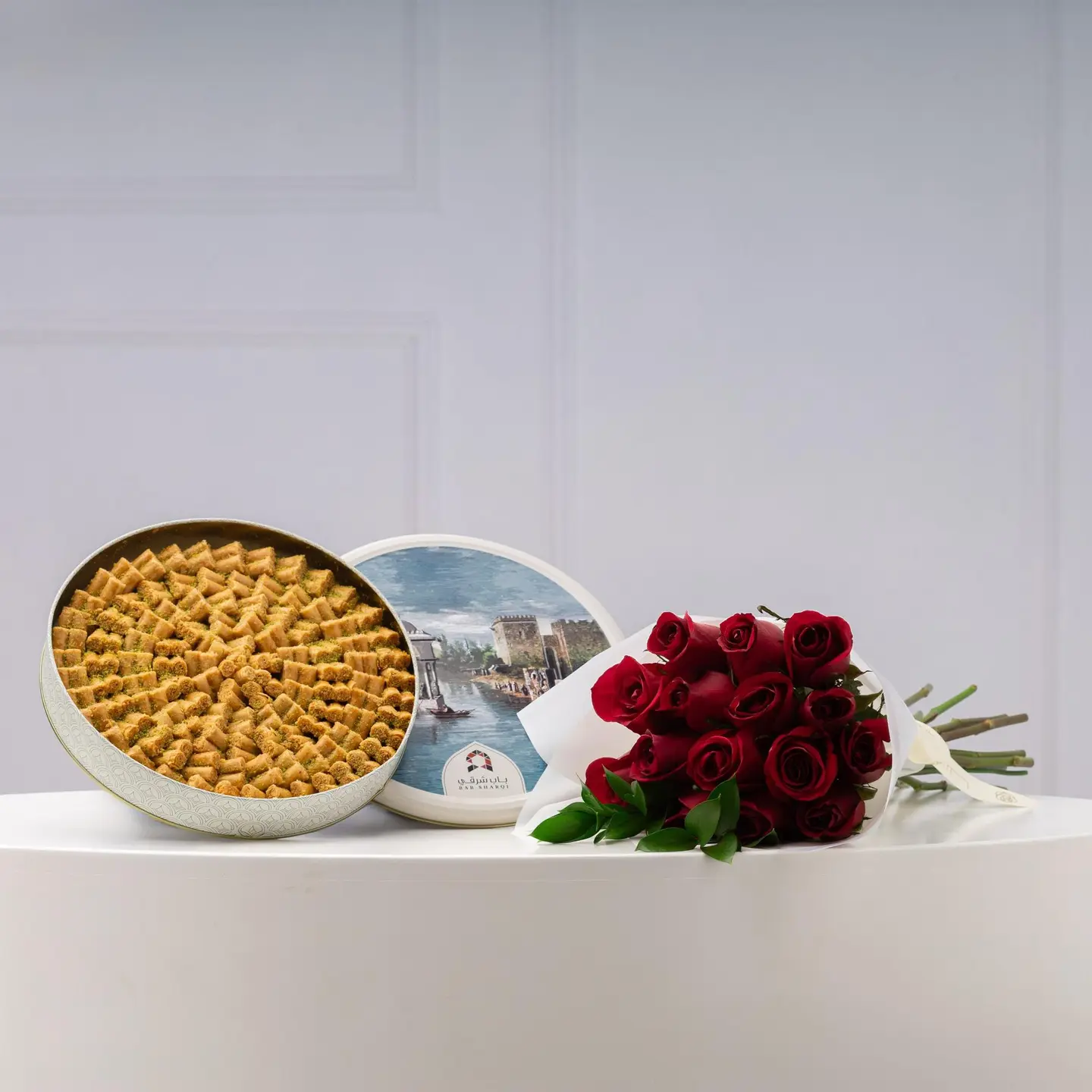 بوكيه ورد الجوري الأنيقة مع شوكولاتة وكاجو - ألوان وردية