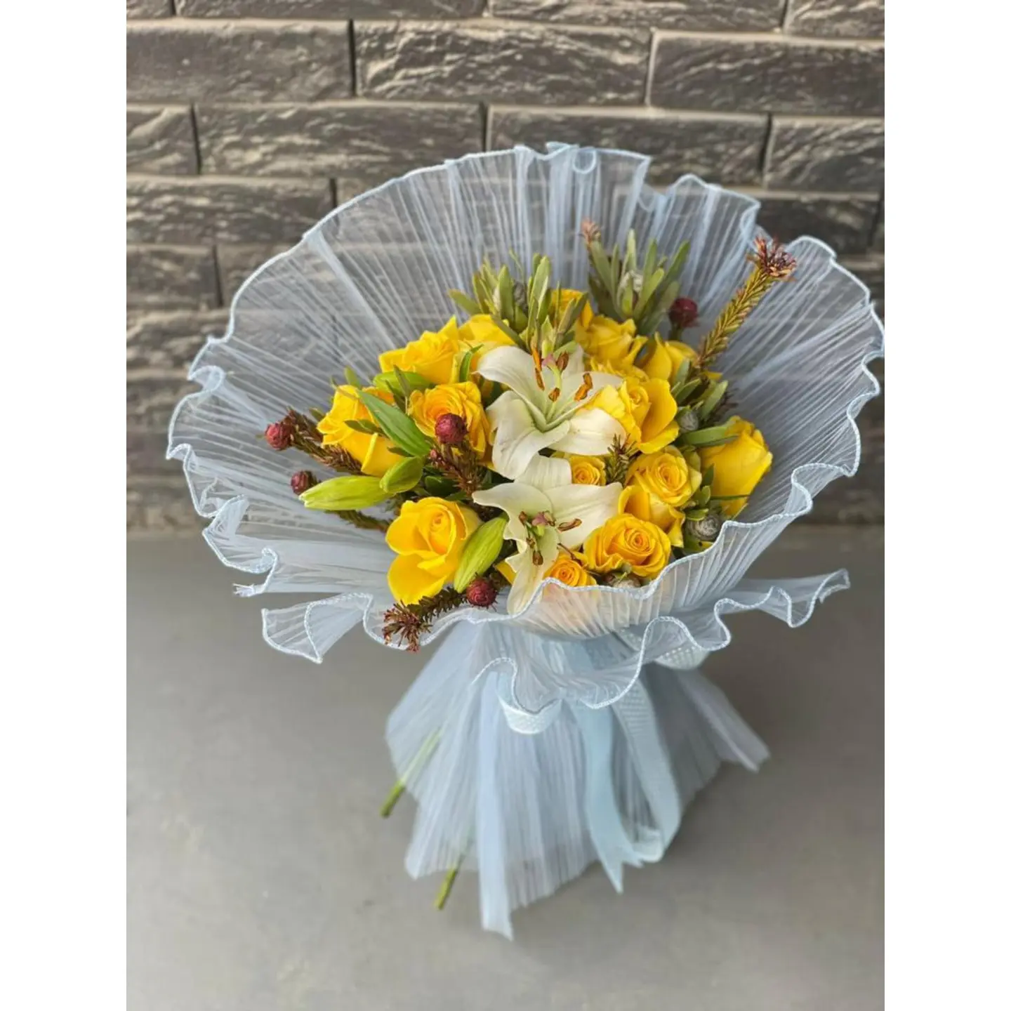 باقة ورد صفراء ممزوجة بالليليوم S3