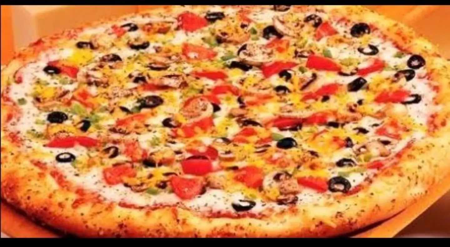 بيتزا دجاج محلي