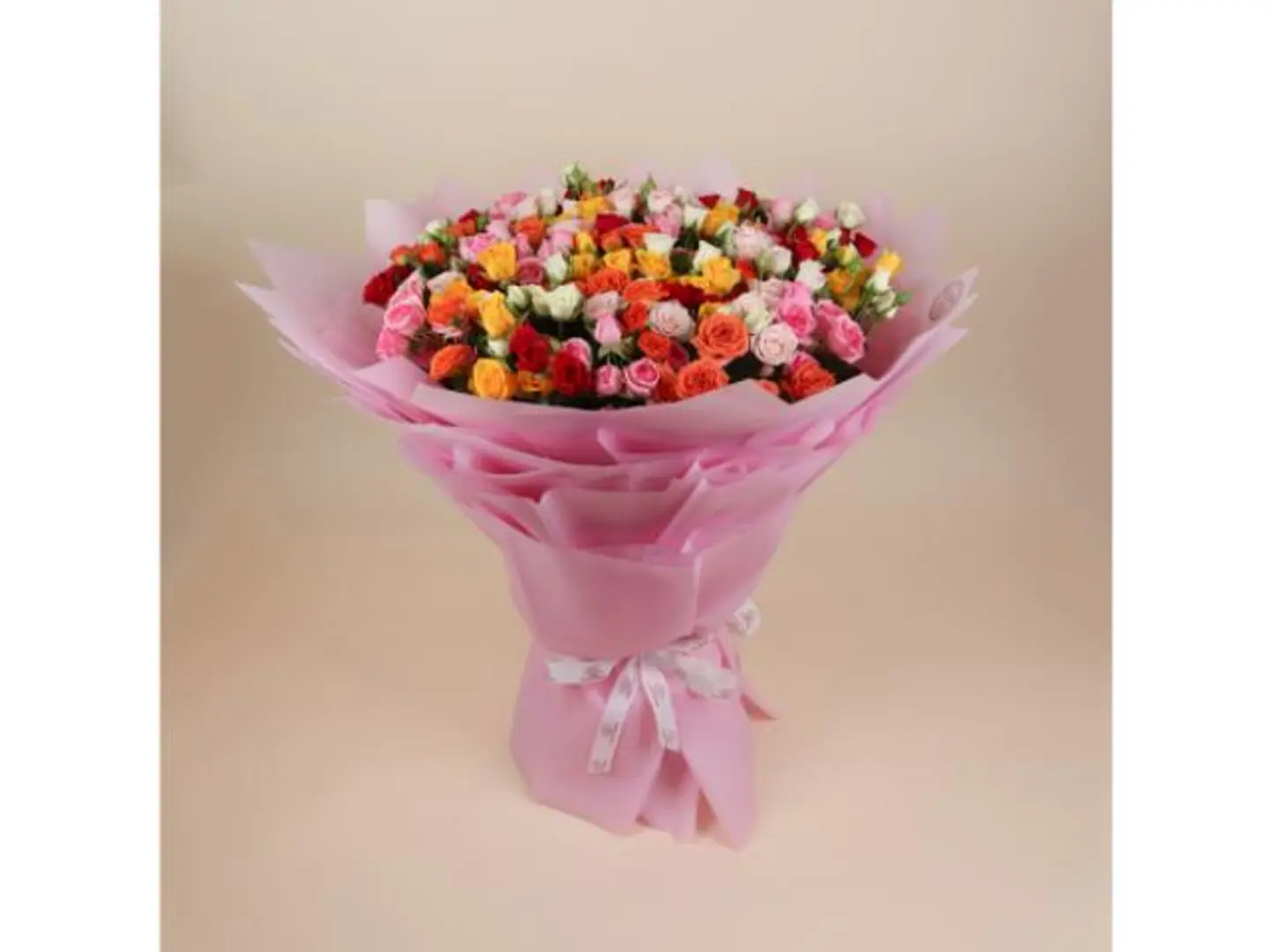 باقة قوس قزح مع تغليف وردي