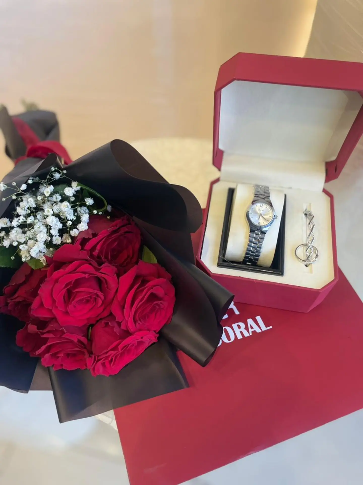 Women's Set With Bouquet Of Red Roses