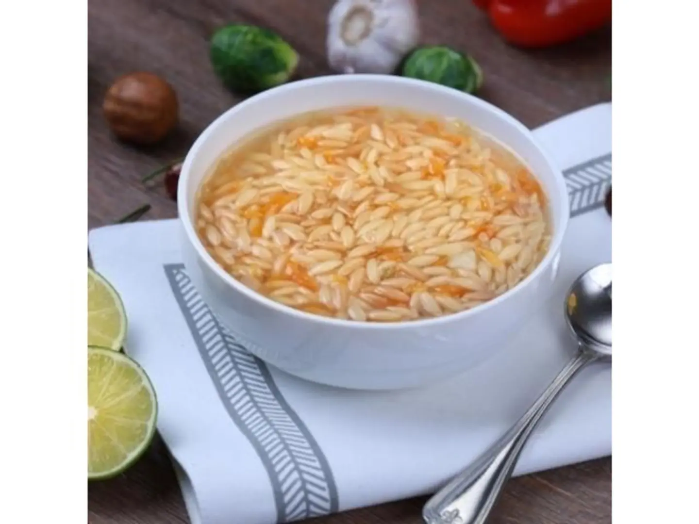 طاجن لسان عصفور باللحمة مع أرز و خضار