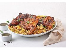 حبة دجاج كاملة على الفحم مع أرز