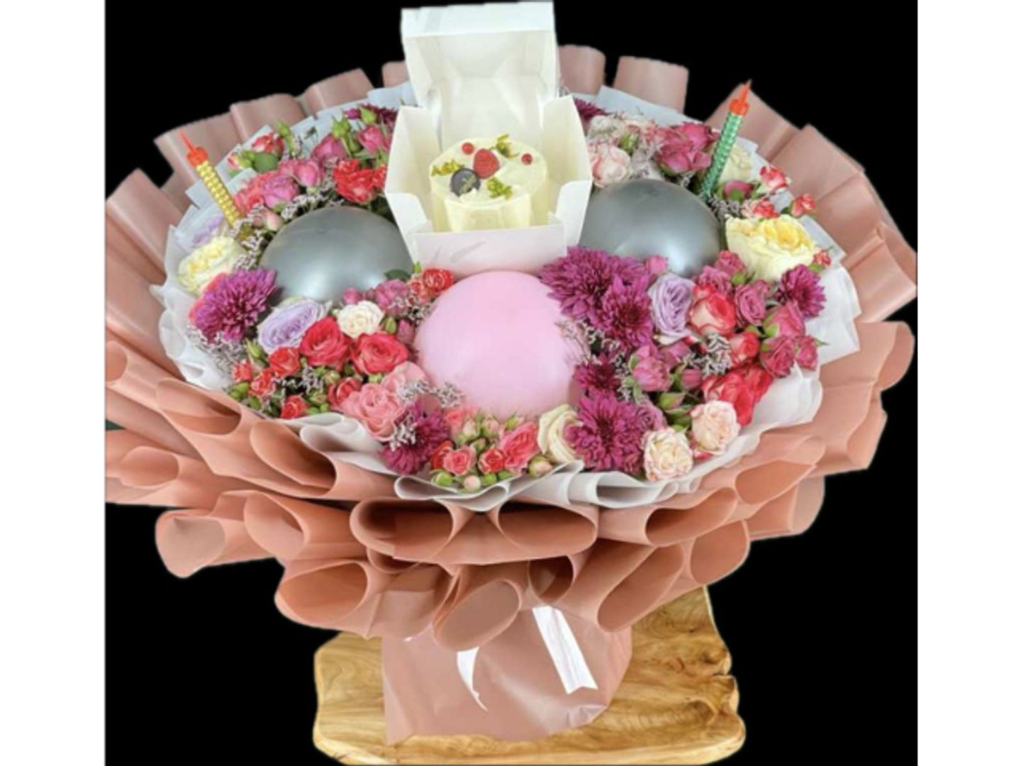 باقة ورد منسقه مع كيكه عيد ميلاد