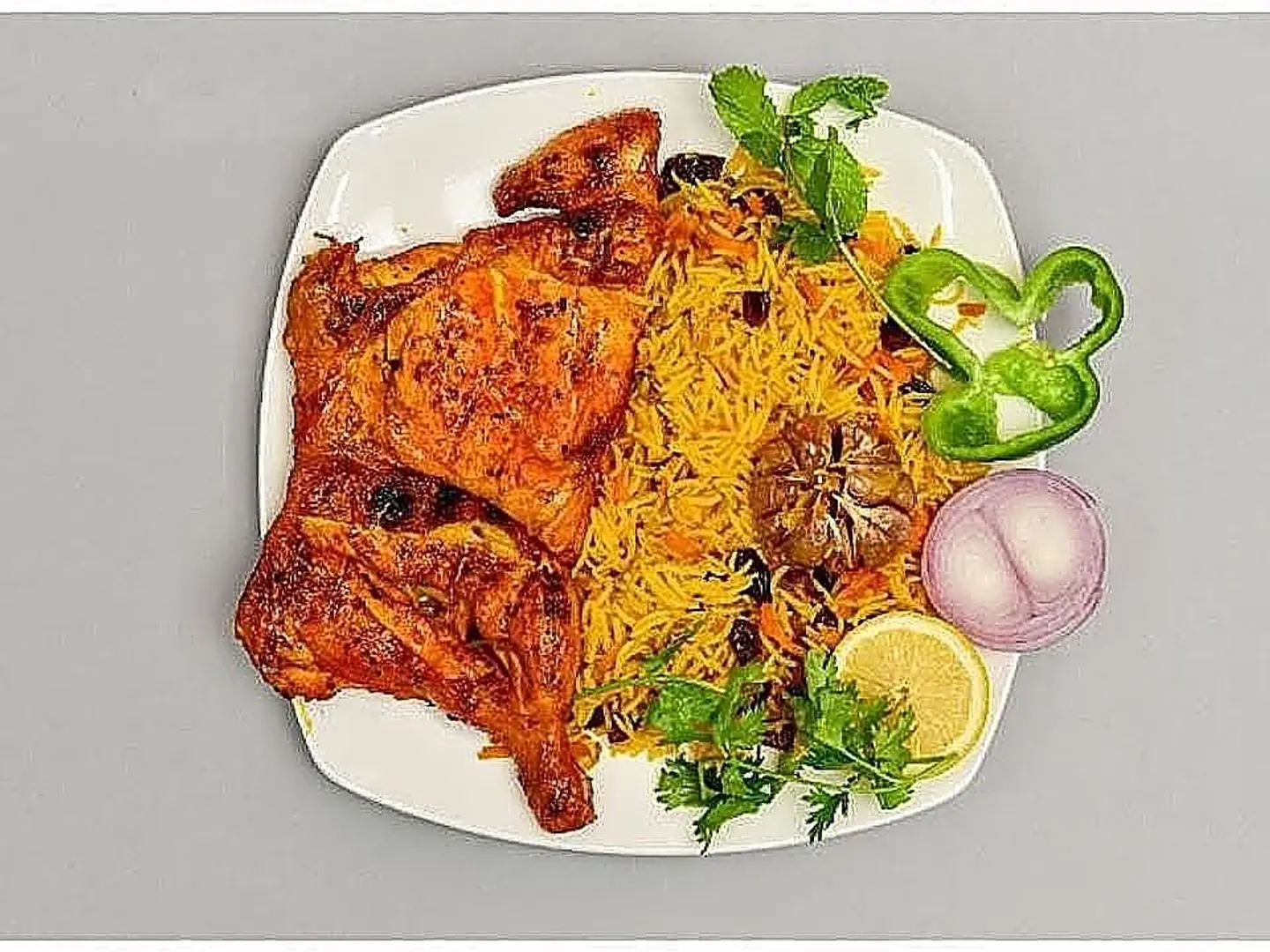 نص حبة دجاج على الفحم مع الأرز