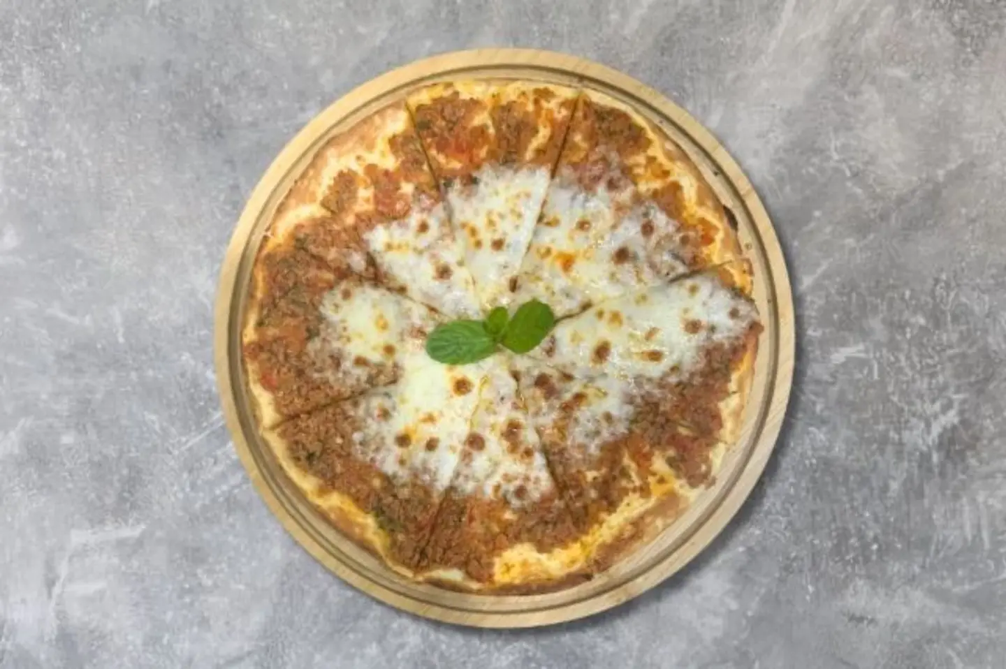 منقوشة لحم وجبنة
