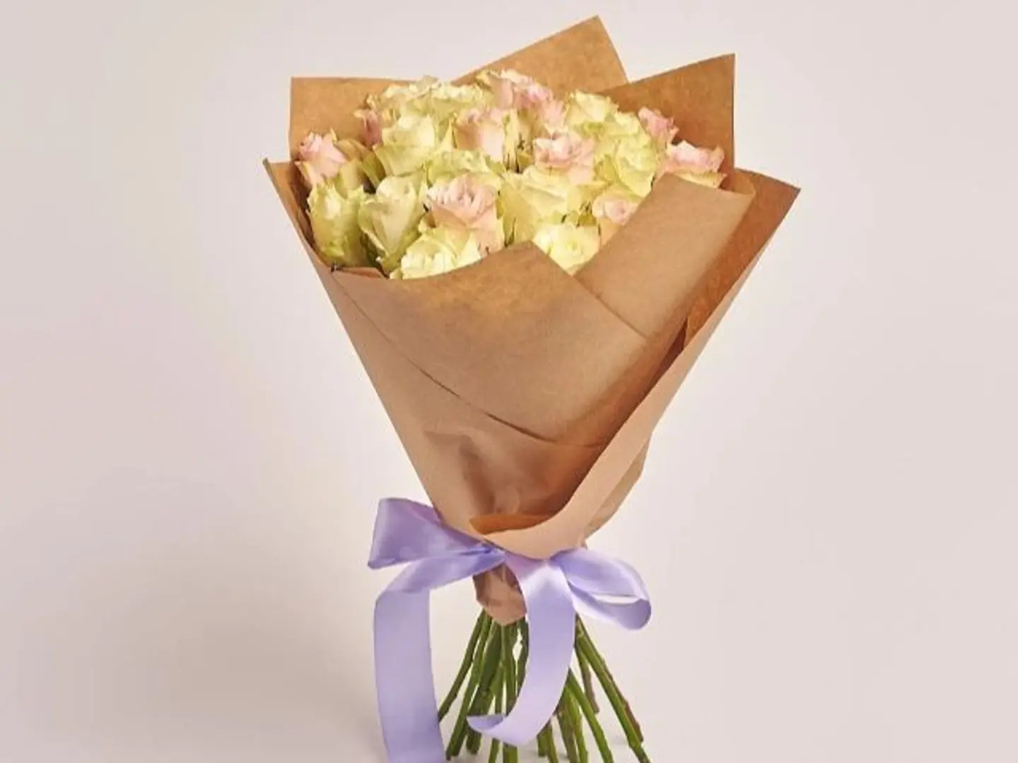 باقة جوري كريمي مع تغليف ورقي