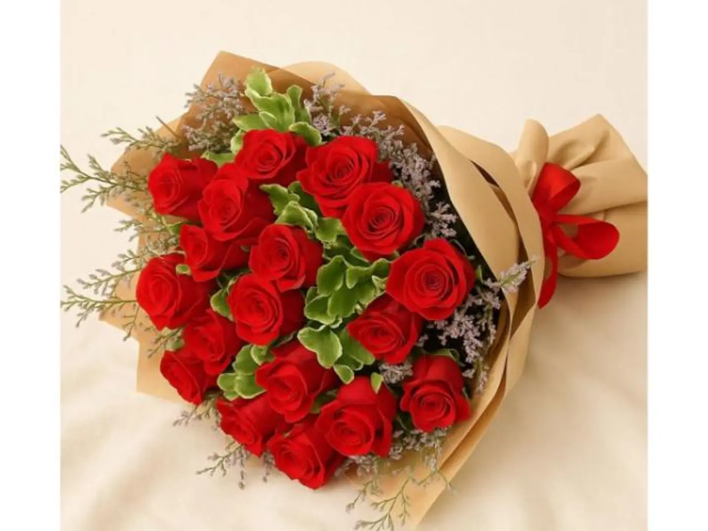 باقه ورد احمر مع اكسسوارات تغليف بيج