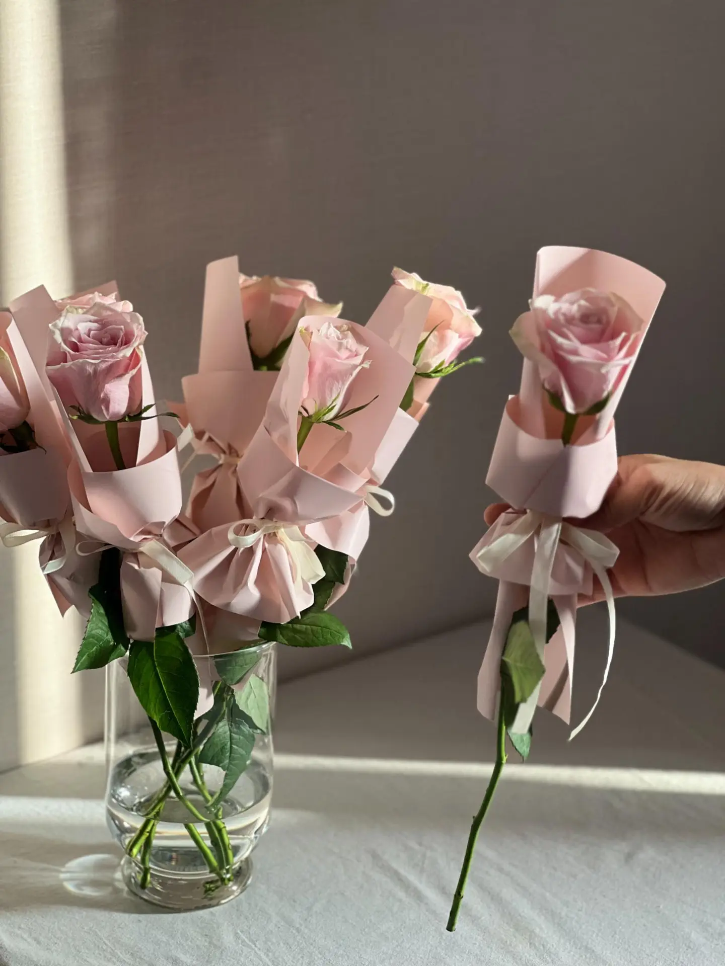 توزيعات ورد الجوري مع فازة زجاجية