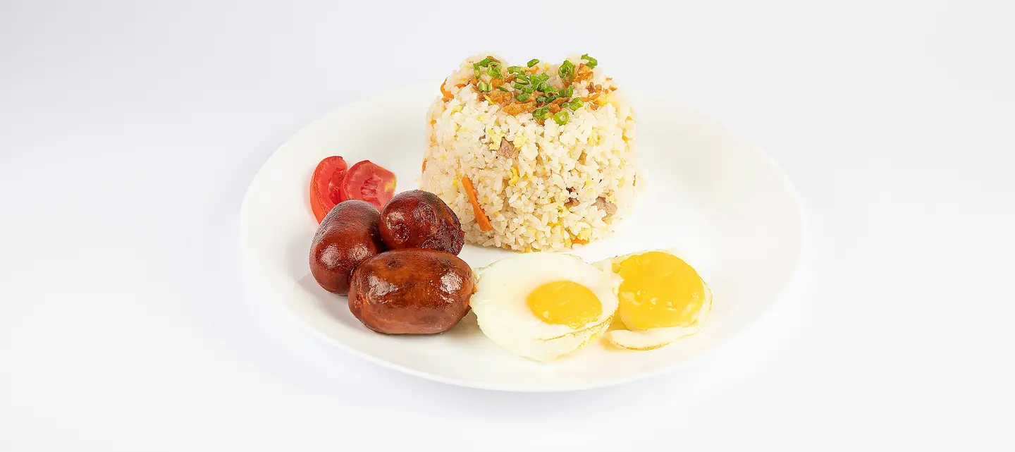 وجبة إفطار فلبينية مفضلة تتكون من نقانق لذيذة تقدم مع أرز بالثوم وبيضة مشمسة - وجبة إفطار مثالية