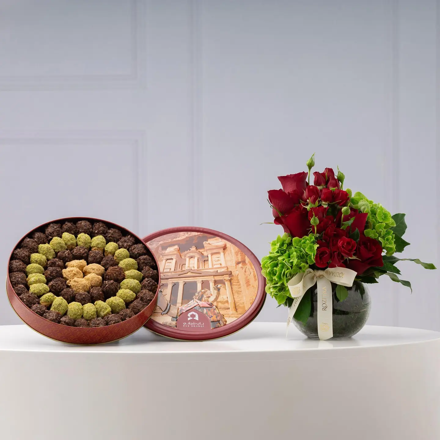 فازة ورد الجوري الأنيقة مع بيتي فور