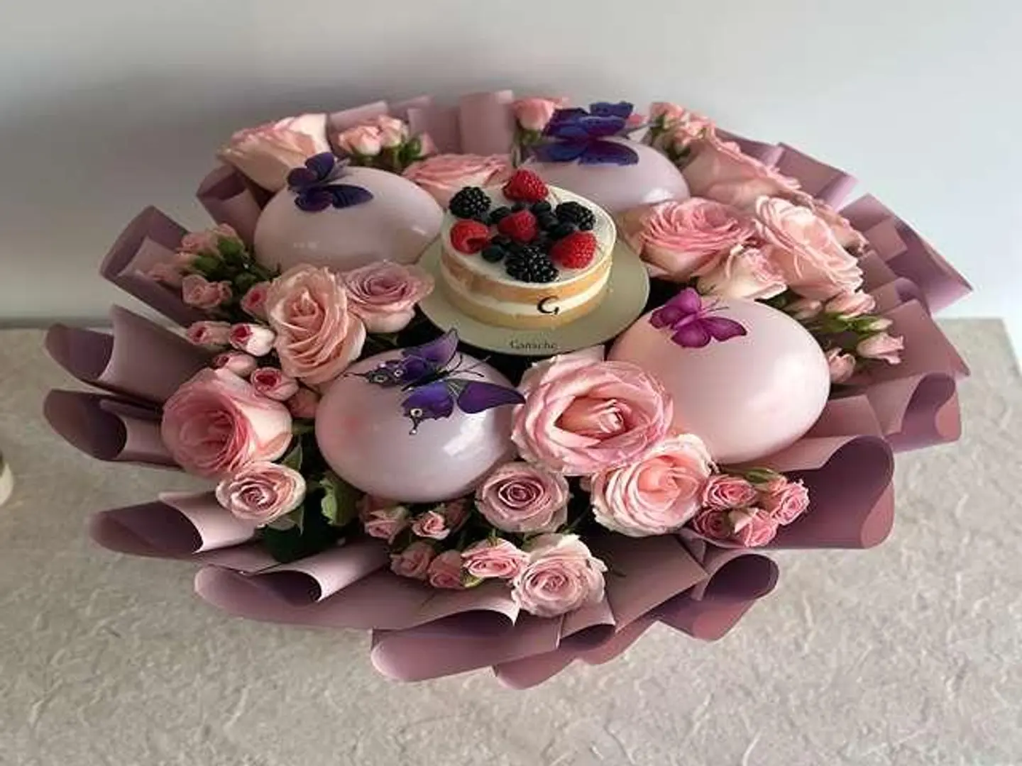 باقة الفراشات والكيكة سحر التوت والفراشات