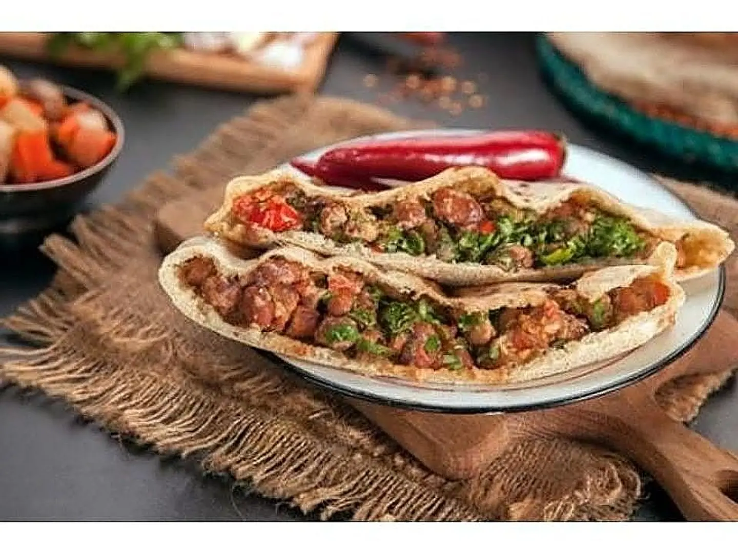 ساندوتش فلافل مع فول