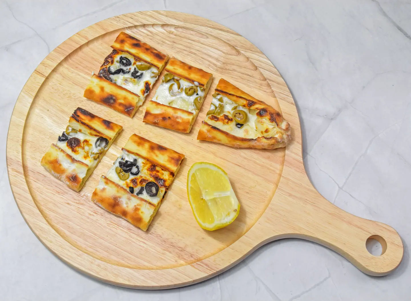 فطيرة اللبنه بالزيتون