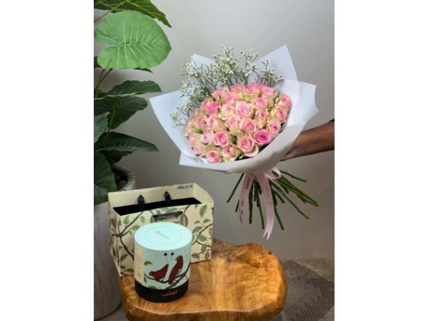 بوكيه العيد وردي مع أنوش