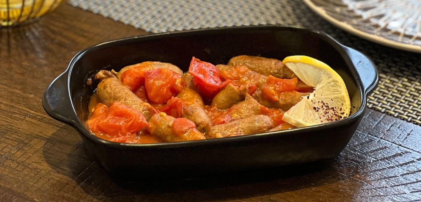 سجق مع طماطم