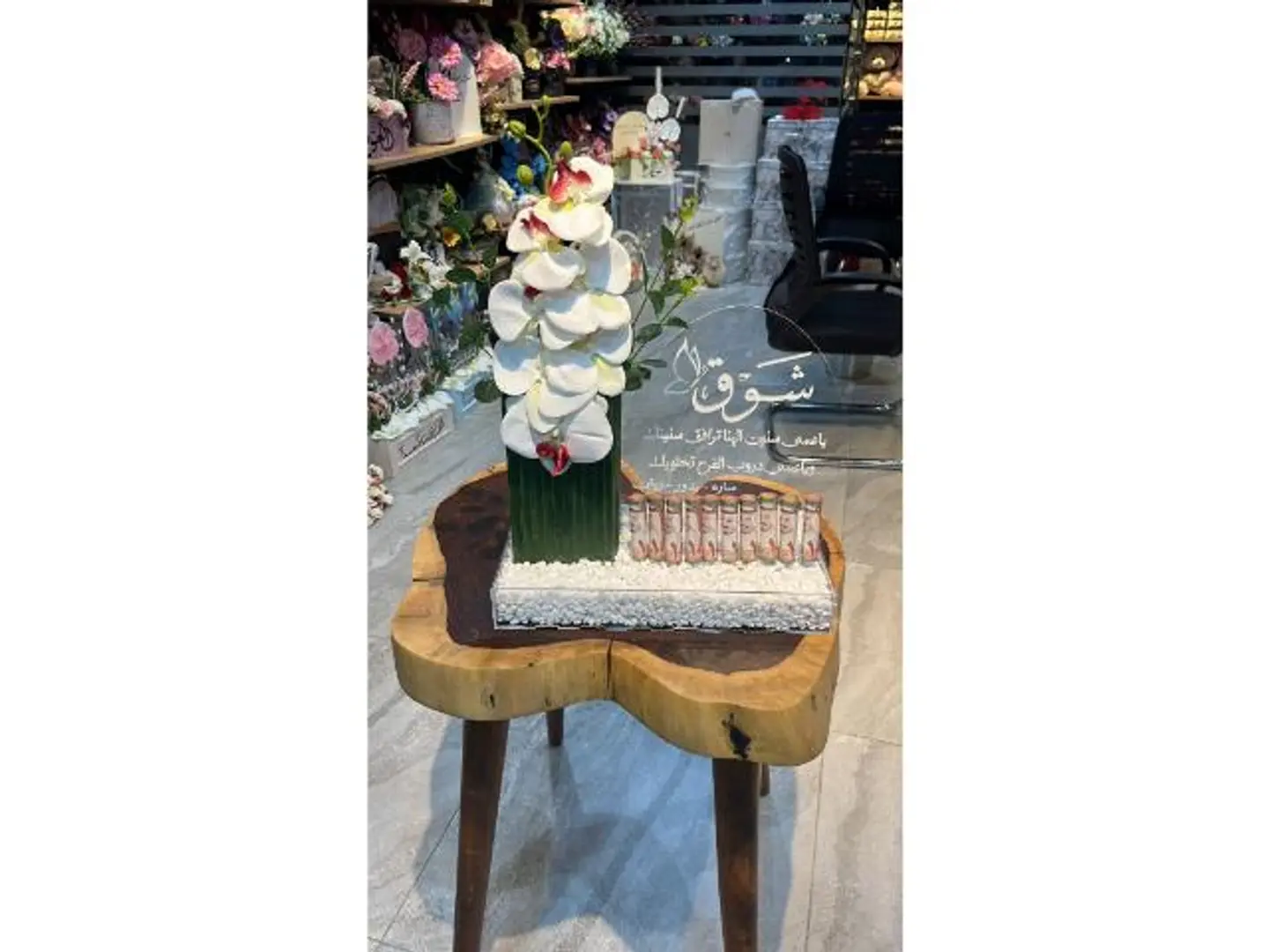 ستاند عروسه اكرلك مع ورد صناعي