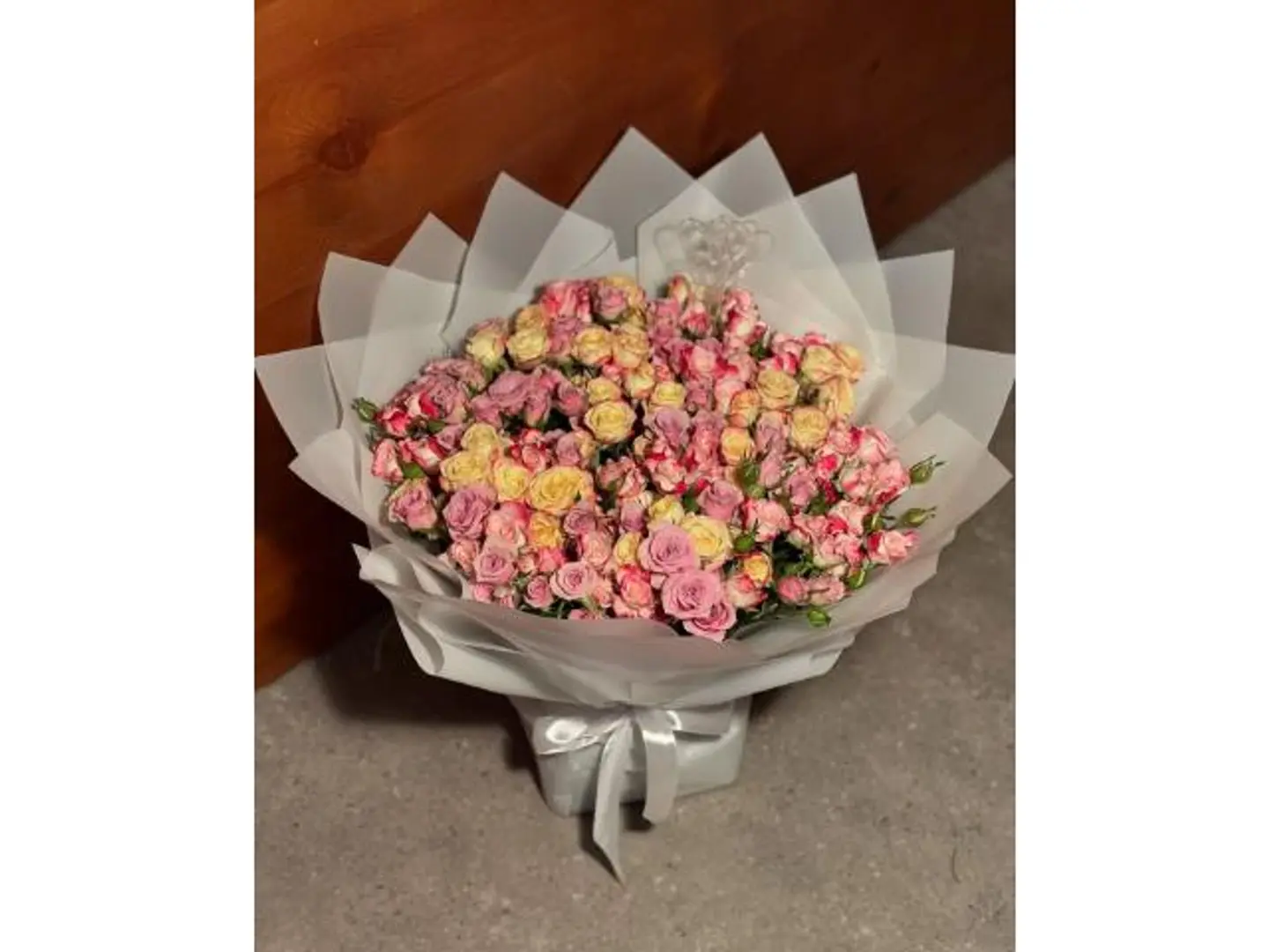 باقه ورد طبيعي تغليف رمادي