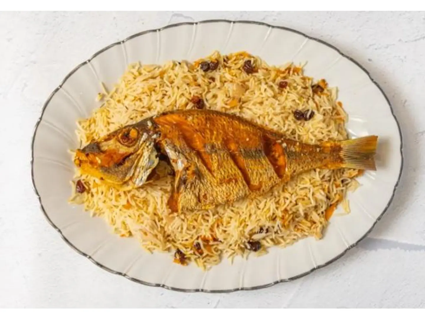 طبق سمك مقلي مع الأرز