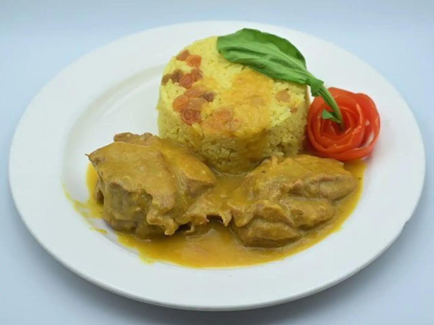 موزة روستو على طريقة أبو السيد يقدم مع الأرز الأصفر وصلصة الزعفران