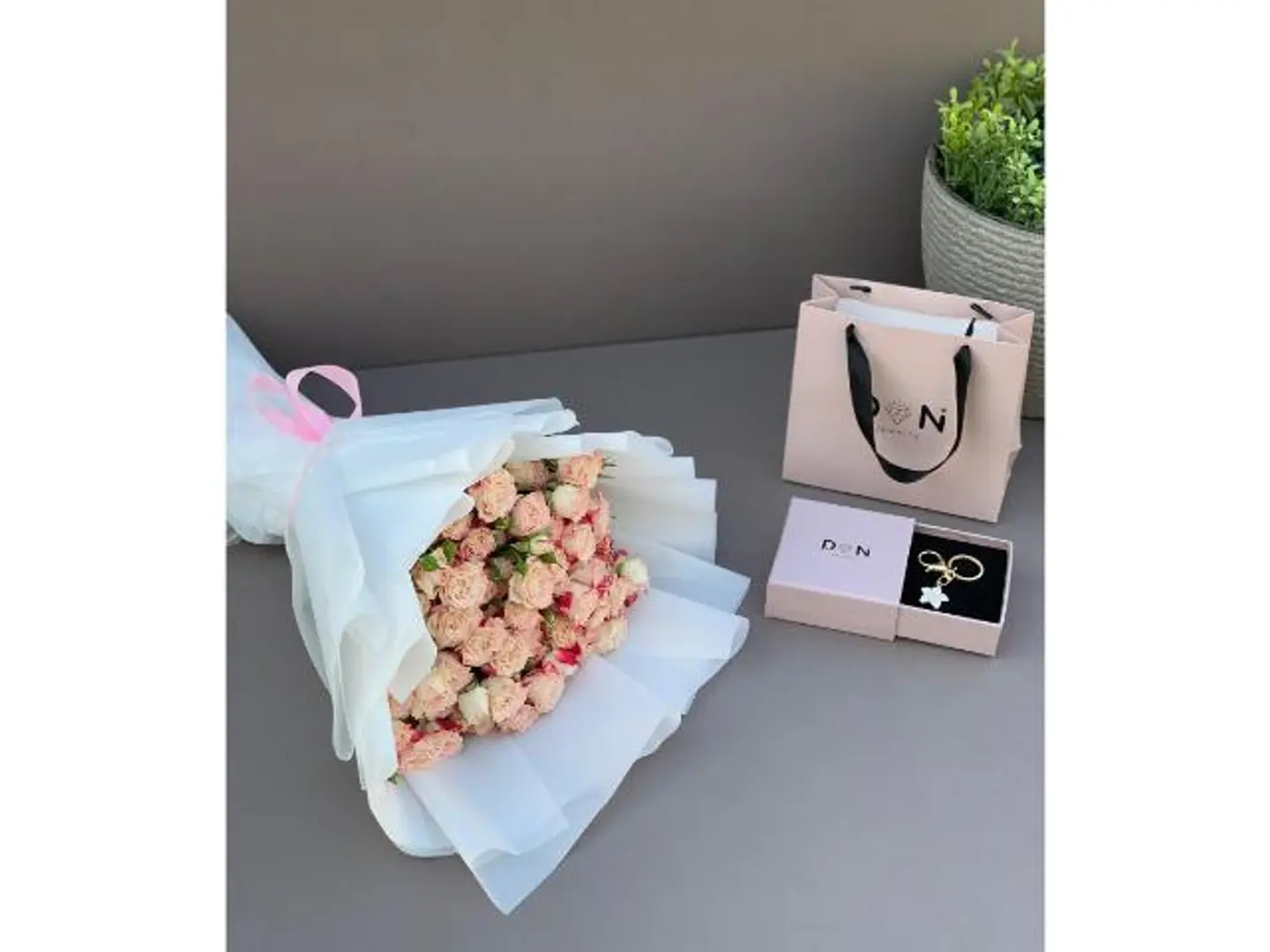 ميداليه نسائيه من براند دان مع بوكيه