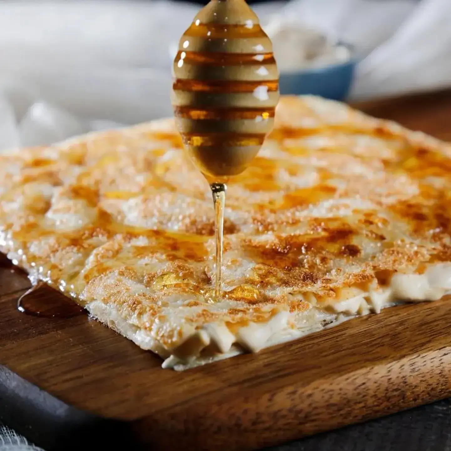 مطبق جبن سايل مع قشطة مع عسل