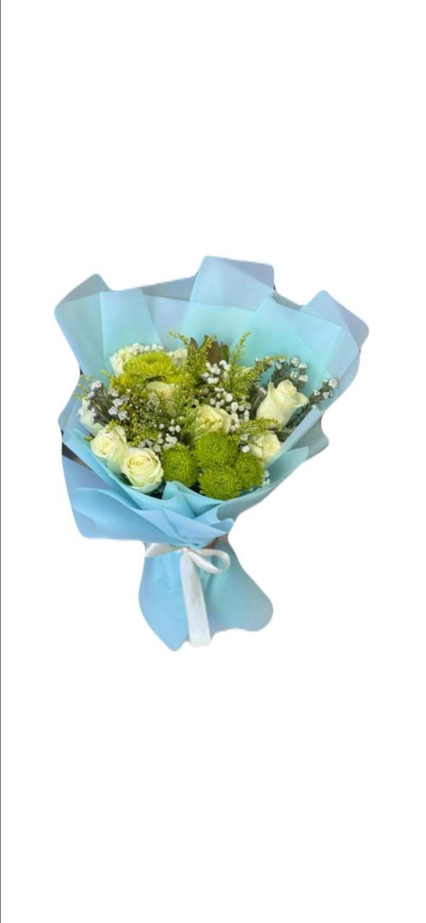 باقة الجوري الأبيض مع التغليف الأزرق