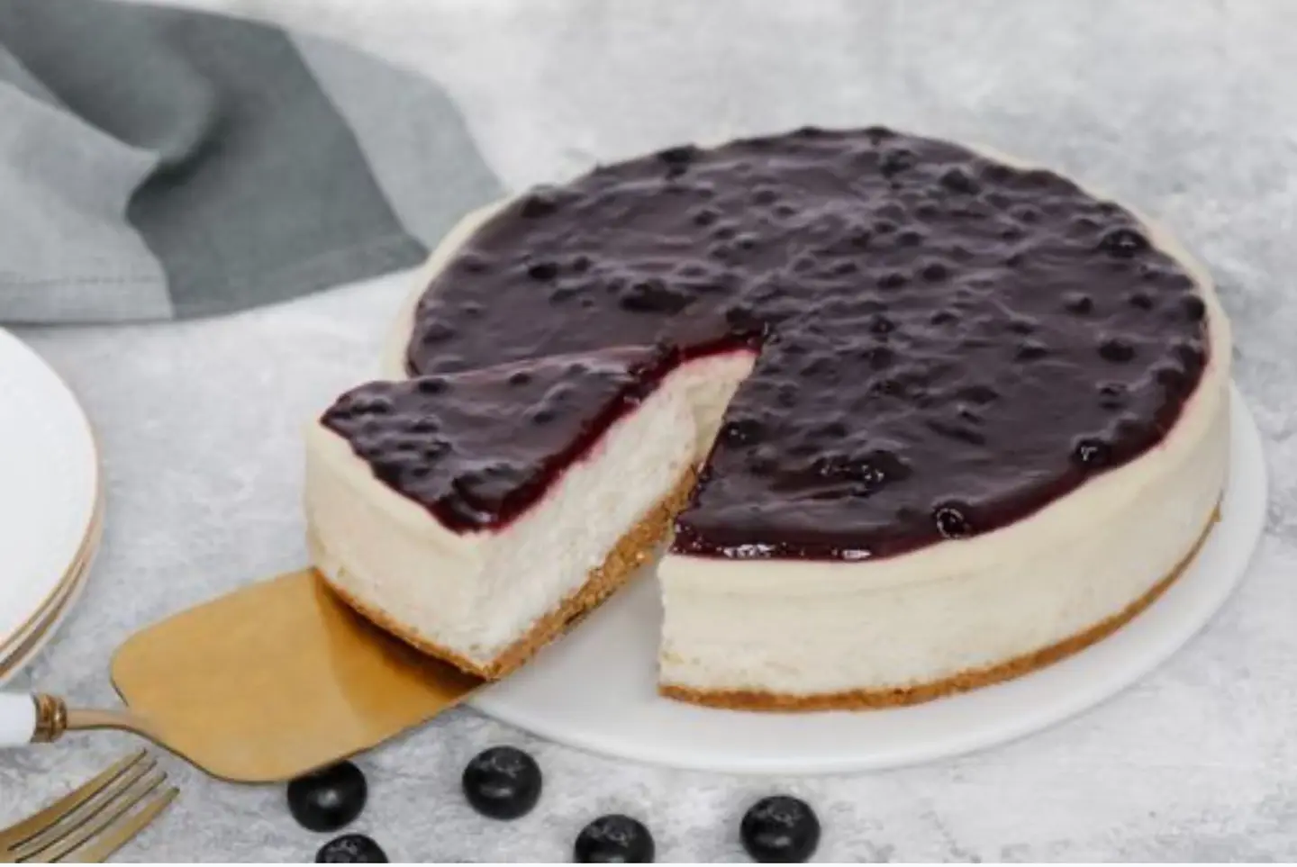 تشيز كيك بلو بيري ( التوت الازرق الفاخر) - 12 قطعة