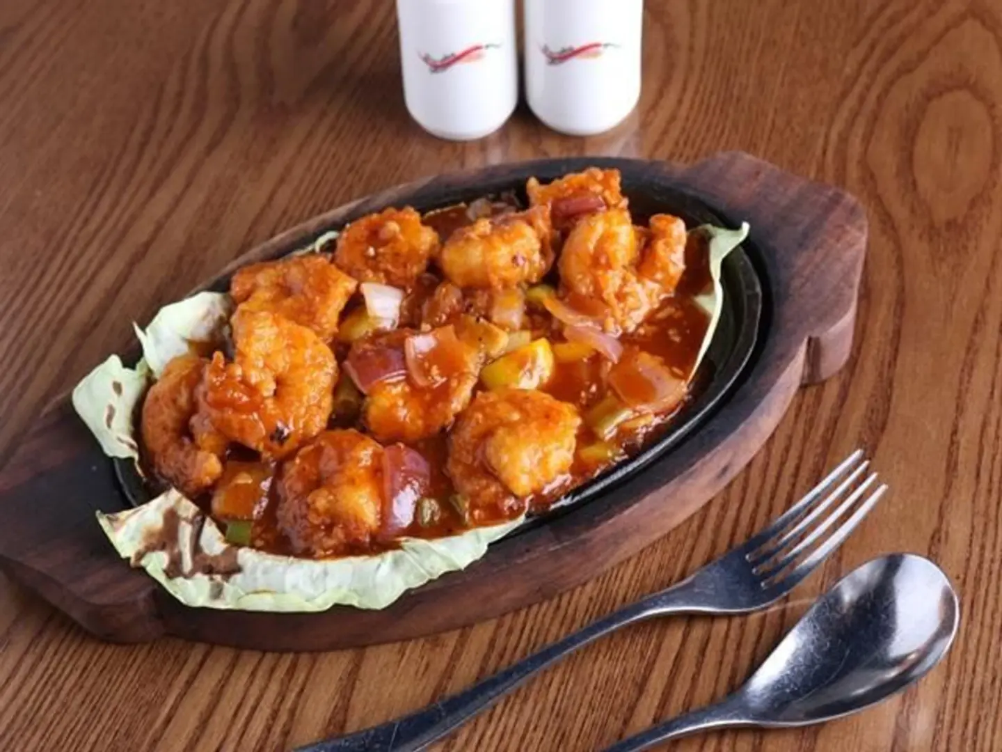 روبيان بالفلفل الحار على الصحن الساخن