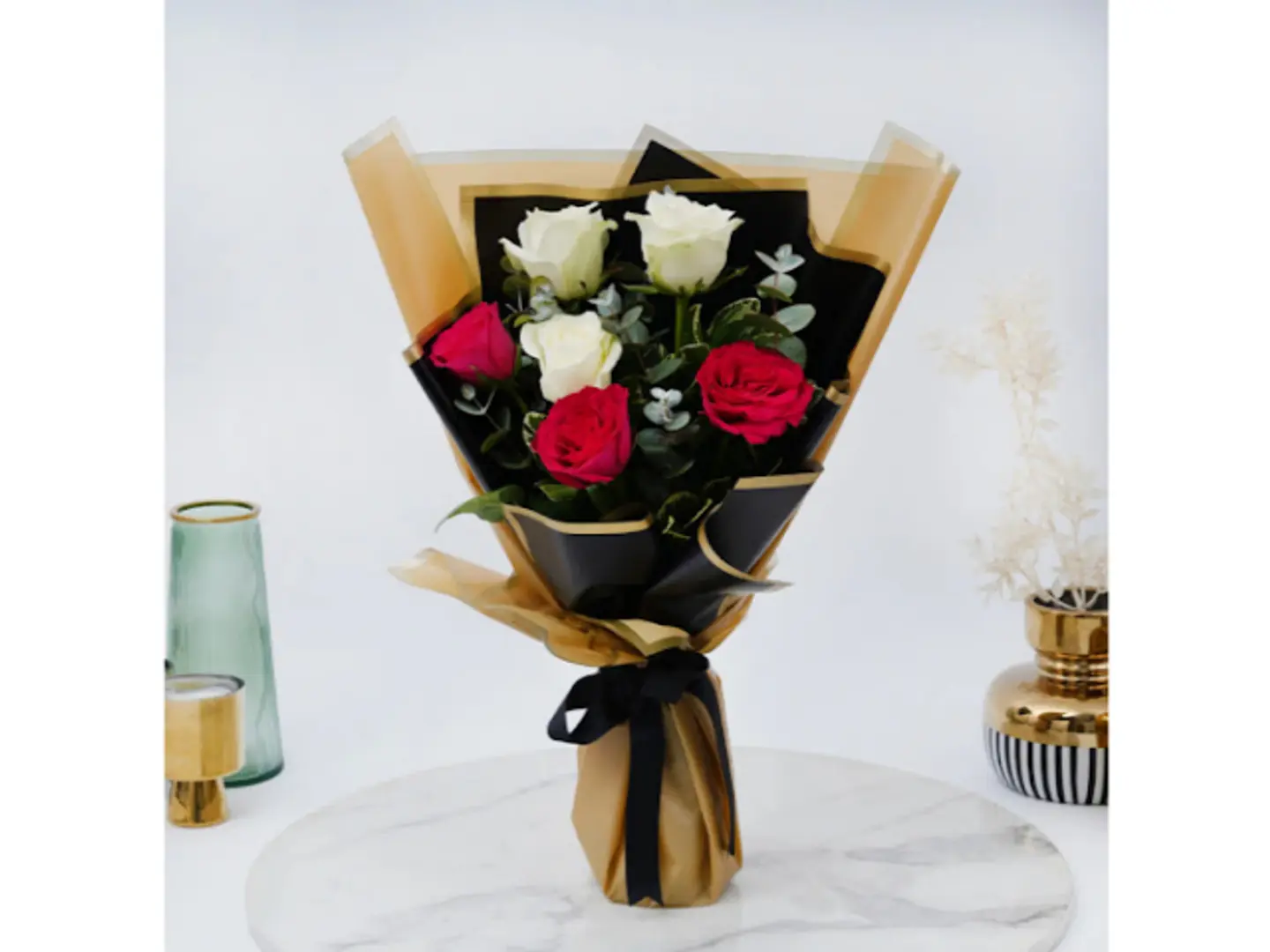 جمال الورود الحمراء والبيضاء