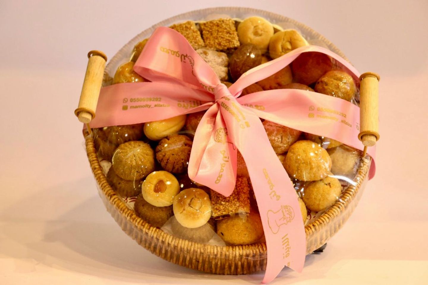 Medium Circular Ym Basket Of Special Assorted Maamoul With Juzia
