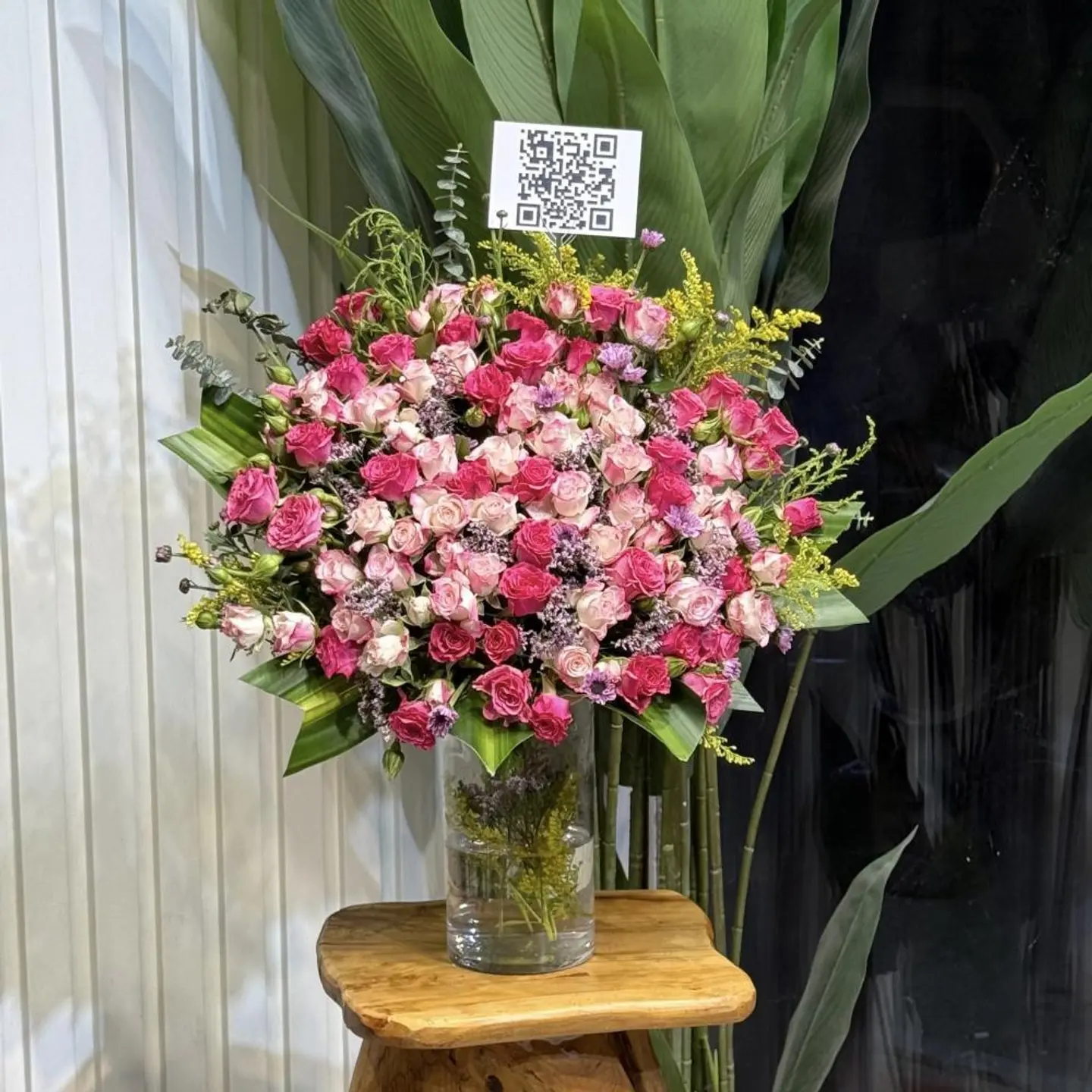 تنسيق فازة ورود وردية أنيقة تبهر الأنظار