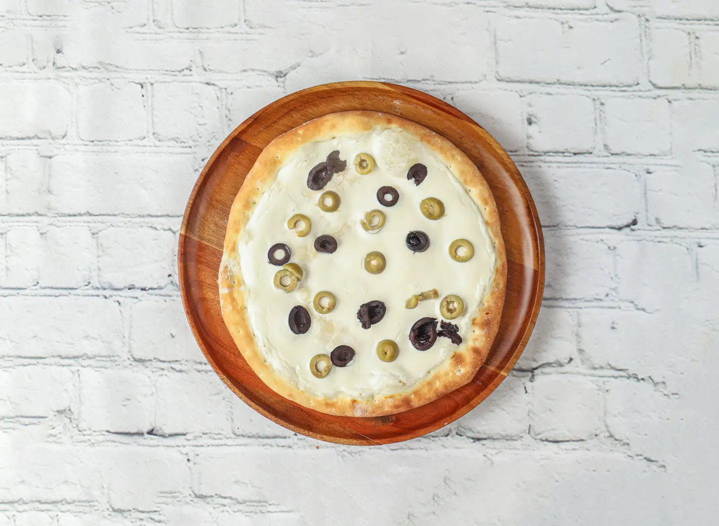 Cheese With Labneh And Olives Manakish