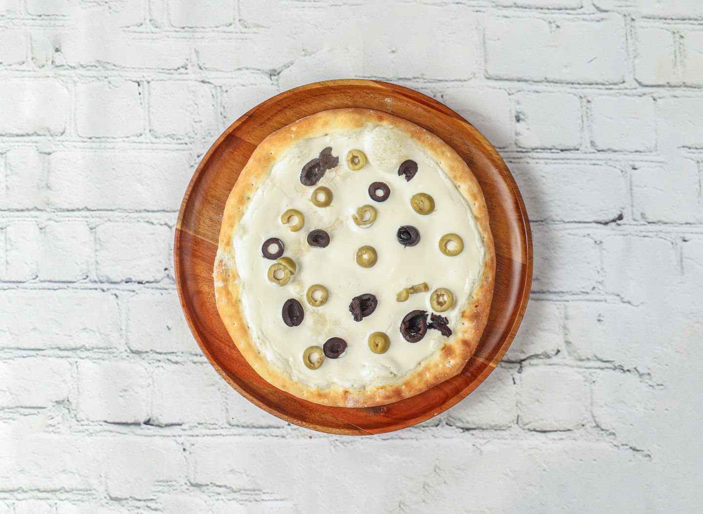 Cheese With Labneh And Olives Manakish