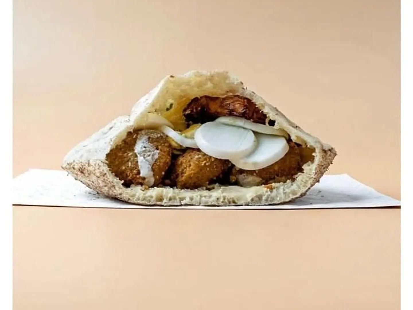 ساندوتش فلافل مشكل مع بيض