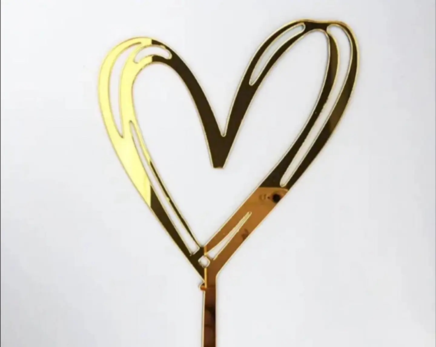 تغريسة كيك قلب ذهبي