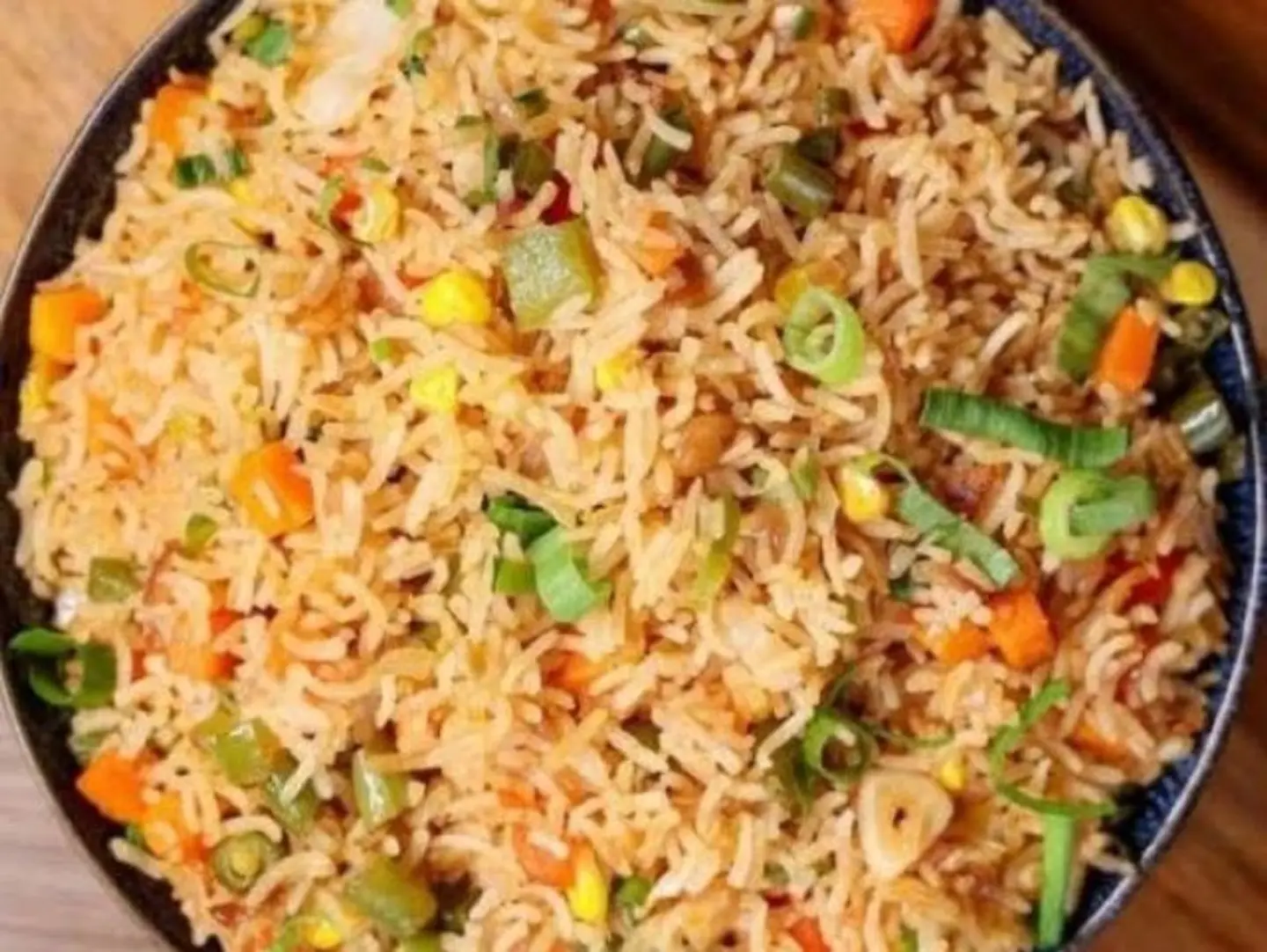 أرز مقلي بالثوم المحروق (نباتي)